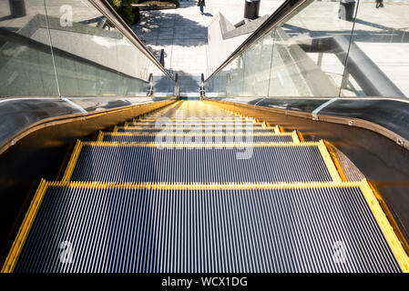 Vista delle fasi di un pubblico esterno escalator in un quartiere degli affari in una giornata di sole Foto Stock