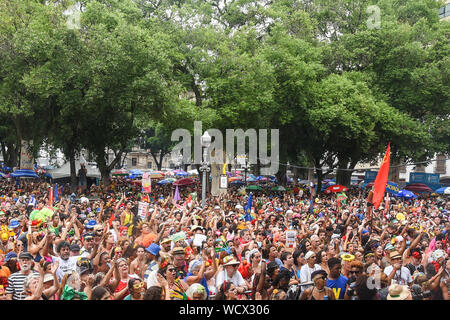 RIO DE JANEIRO, BRASILE, Marzo 03, 2019: i festaioli hanno un grande momento vestito in Cordão do Boi Tata blocco nel centro di Rio de Janeiro Foto Stock