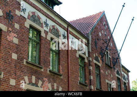 Klaipeda, Lituania - 28 Luglio 2019: tradizionale casa in mattoni rossi Foto Stock