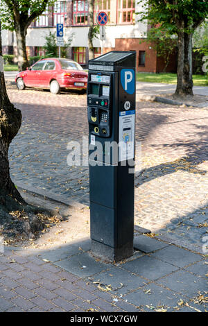 Klaipeda, Lituania - 28 Luglio 2019: i biglietti per il parcheggio della macchina di pagamento Foto Stock