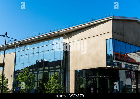 Klaipeda, Lituania - 28 Luglio 2019: moderno edificio nella città di Klaipeda Foto Stock