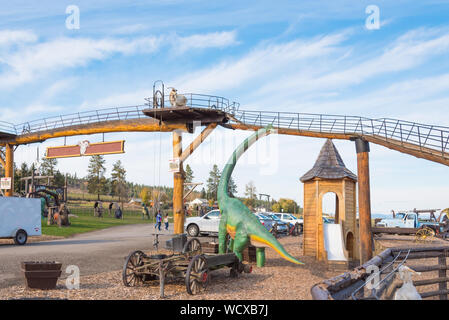 Armstrong, British Columbia, Canada - 23 Ottobre 2016: vista dell'ingresso al registro di stalla con una capra su la capra a piedi Foto Stock
