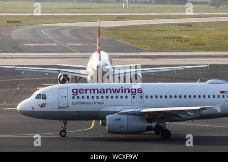 L'aeroporto internazionale di Düsseldorf, DUS, Swiss Jet Airbus attende il decollo del gioco in corrispondenza della pista, Germanwings aviatore, Foto Stock