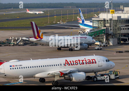 L'aeroporto internazionale di Düsseldorf, DUS, grembiule, terminale A e B, aeromobili di Germanwings, austriaca, ANA, Svizzero, Airbus, Foto Stock