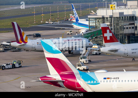 L'aeroporto internazionale di Düsseldorf, DUS, grembiule, terminale A e B, aeromobili provenienti dalla Svizzera, ANA, Germanwings, Eurowings, Airbus, Foto Stock