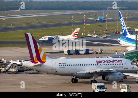L'aeroporto internazionale di Düsseldorf, DUS, grembiule, terminale A e B, aeromobili di British Airways, ANA, Germanwings, Airbus, Foto Stock