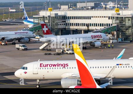 L'aeroporto internazionale di Düsseldorf, DUS, grembiule, terminale A e B, aeromobili provenienti dalla Svizzera, ANA, Germanwings, Eurowings, Airbus, Foto Stock