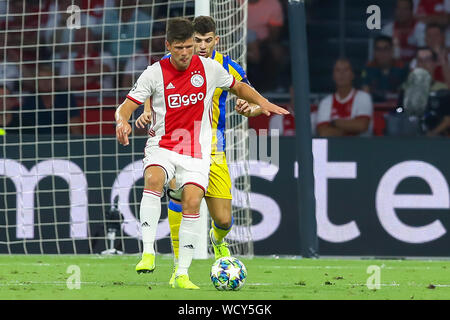 28 agosto 2019 Amsterdam, Paesi Bassi Calcio, Champions League Play-Off Ajax v Apoel Nicosia 28-08-2019: Voetbal: AJAX v APOEL Nicosia: Amsterdam Champions League Play-off Klaas Jan Huntelaar di Ajax, Nicholas Ioannou di Apoel Nicosia Foto Stock