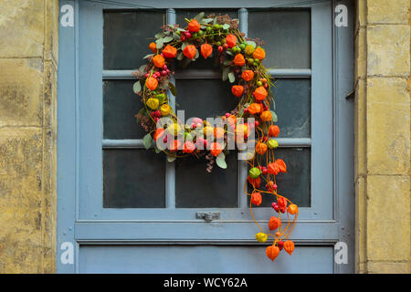 Ghirlanda di autunno piante con physalis e bacche Foto Stock