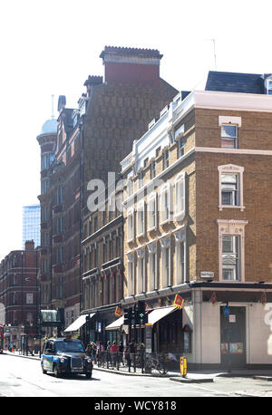 Bloomsbury Way street scene, Holborn, Londra WC1A, Inghilterra, Regno Unito. Foto Stock