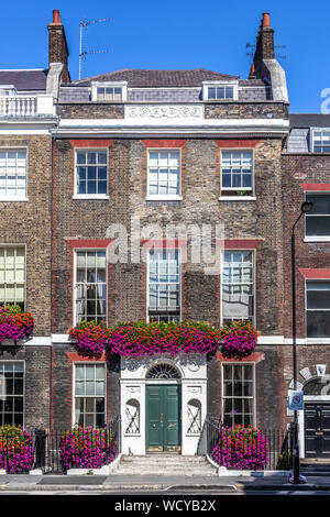 Un Georgiani terrazzati casa decorata con fiori naturali, Gower Street, Bloomsbury, Londra WC1, Inghilterra, Regno Unito. Foto Stock