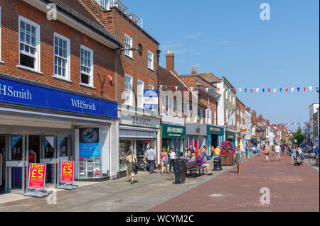 Vista lungo la trafficata strada nord fiorente area commerciale di Chichester, una città e capoluogo di contea di West Sussex, l'Inghilterra del sud, Regno Unito su una soleggiata giornata estiva Foto Stock