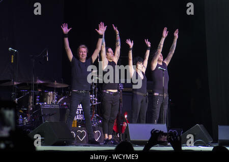 Agosto 27, 2019, Chula Vista, California, U.S: Joan Jett & the Blackhearts un inchino dopo aver eseguito un concerto presso la North Island Credit Union anfiteatro. (Credito Immagine: © KC Alfred/ZUMA filo) Foto Stock