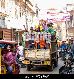 Uomini locale celebra Holi, Mathura, Uttar Pradesh, India, Asia Foto Stock
