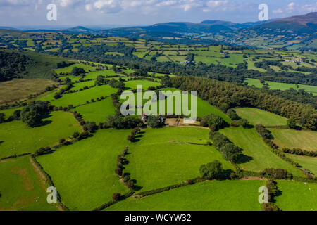 Antenna fuco vista di terreni agricoli e i campi nelle zone rurali del Galles Centrale, REGNO UNITO Foto Stock