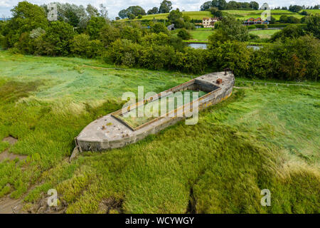 Antenna vista drone di limo riempito le navi abbandonate sulle rive su un fiume fangoso Foto Stock