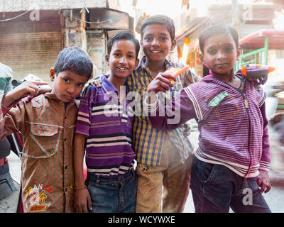Bambini locali celebrare Holi Holiday, Mathura, Uttar Pradesh, India, Asia Foto Stock