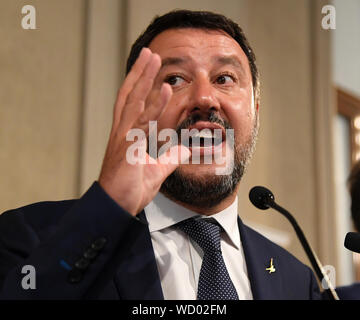 Roma, Italia. 28 Agosto, 2019. Ministro degli Interni italiano Matteo Salvini parla al Palazzo del Quirinale a Roma, Italia, che il 28 agosto, 2019. Il presidente italiano Sergio Mattarella dovrà convocare il primo ministro uscente Giuseppe Conte il giovedì per chiedergli di provare a formare un nuovo governo di coalizione. Credito: Alberto Lingria/Xinhua Credito: Xinhua/Alamy Live News Foto Stock