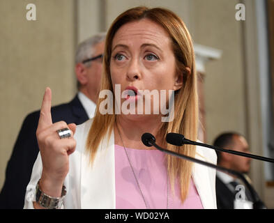 Roma, Italia. 28 Agosto, 2019. Giorgia Meloni, il leader dei fratelli d'Italia partito, parla al Palazzo del Quirinale a Roma, Italia, che il 28 agosto, 2019. Il presidente italiano Sergio Mattarella dovrà convocare il primo ministro uscente Giuseppe Conte il giovedì per chiedergli di provare a formare un nuovo governo di coalizione. Credito: Alberto Lingria/Xinhua Credito: Xinhua/Alamy Live News Foto Stock