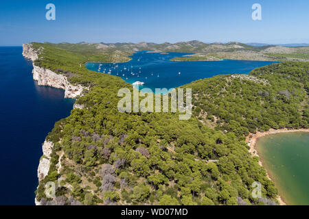 Scogliere nel parco nazionale di Telascica con il lago di Mir, mare Adriatico, Croazia Foto Stock