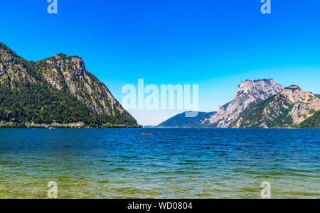 Vista sul Traunsee, Lago Traun da Ebensee con barche, barche a vela, barche a vela, alpi montagne vicine Traunkirchen, Bad Ischl. Salzkammergut, Oberosterreic Foto Stock