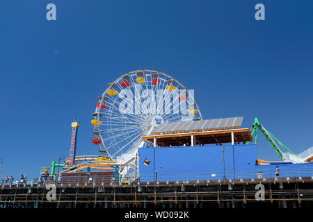 Santa Monica Pier come visto dalla spiaggia Foto Stock