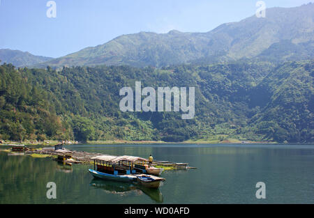 Telaga Menjer Lago, Dieng, Wonosobo, Giava centrale, Indonesia Foto Stock