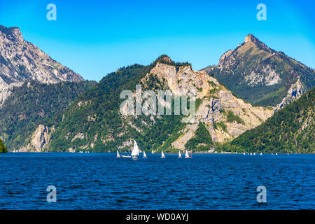 Vista sul Traunsee, Lago Traun da Ebensee con barche, barche a vela, barche a vela, alpi montagne vicine Traunkirchen, Bad Ischl. Salzkammergut, Oberosterreic Foto Stock