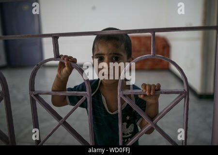 (190828) -- TRIPOLI, Agosto 28, 2019 (Xinhua) -- Un ragazzo spostato viene visto in un edificio abbandonato utilizzato come rifugio temporaneo per i civili sfollati a Tripoli, in Libia, che il 28 agosto, 2019. Vice Alto Commissario per l Alto Commissariato delle Nazioni Unite dei rifugiati (ACNUR) Kelly T. Clements martedì ha sottolineato la necessità di ulteriore sostegno da parte della comunità internazionale per i rifugiati in Libia. Più di 268,000 libici sono ora gli sfollati interni, inclusi 120.000 sfollati sin dall'inizio del conflitto armato in precedenza in aprile tra le Nazioni Unite-governo sostenuto e il rivale est-base dell'esercito in e intorno la ca Foto Stock