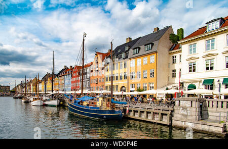Barche colorate e le case con il pittore a Nyhavn Canal in Copenhagen DANIMARCA Foto Stock