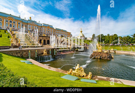 Fountians a Peterhof giardini, San Pietroburgo Russia Foto Stock