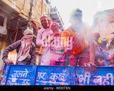 La gente del luogo per celebrare Holi Holiday, Mathura, Uttar Pradesh, India, Asia Foto Stock