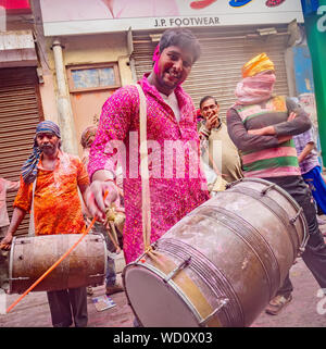 Batteristi locale celebra Holi Holiday, Mathura, Uttar Pradesh, India, Asia Foto Stock