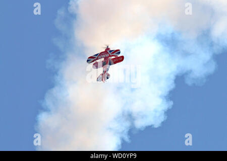 Ricca Goodwin e il suo Pitts Special S2S biplanari a fare una salita verticale per affascinare le folle a Eastbourne di Airshow internazionale, Agosto 2019. Foto Stock