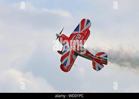 Ricca Goodwin e il suo Pitts Special S2S biplano eseguendo per affascinare le folle a Eastbourne di Airshow internazionale, Agosto 2019. Foto Stock