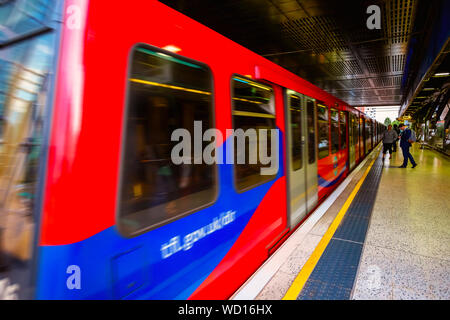 London, Regno Unito - 21 Maggio 2018: la Docklands Light Railway (DLR) è un sistema automatizzato di metropolitana leggera di sistema aperto nel 1987 per servire raggiunge la Dockland area Foto Stock