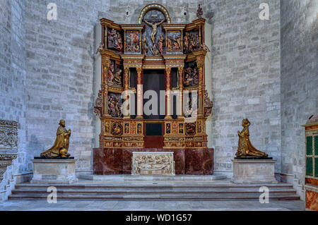 Pregando il monumento funebre del Duca di Lerma e di sua moglie con il design dello scultore Pompeo Leoni nel Colegio de San Gregorio de Valladolid, Spagna Foto Stock