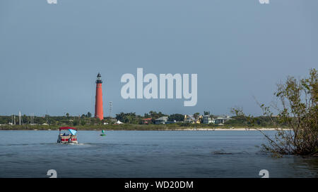 Pontoon barca in Ponce Inlet idrovia viaggia verso il Ponce de Leon faro Foto Stock