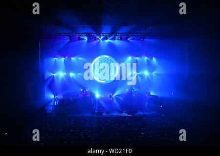 Agosto 27, 2019, Norfolk, Virginia, Stati Uniti d'America: Australian Pink Floyd Show raccoglie il floyd vivo per la folla a Chrysler Hall il 27 agosto 2019 a Norfolk, Virginia. ..Foto ..Â©Jeff Moore 2019 (credito Immagine: © Jeff Moore/ZUMA filo) Foto Stock