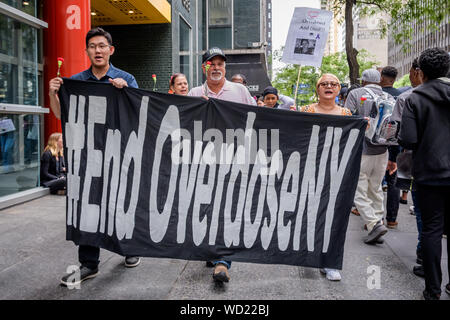 Oltre 200 prevenzione delle overdose di attivisti in scena una manifestazione di protesta per il 28 agosto 2019 a Governatore Andrew Cuomo's NYC office per chiamare sul governatore inazione per emanare la evidence-based overdose di politiche di prevenzione che potrebbe salvare la vita di migliaia di Newyorkesi. Tredici partecipanti sono stati arrestati dopo il blocco ingressi dell'edificio in un atto di disobbedienza civile. Altri manifestanti sceso fiori dal popolo rischiare di arresto che simboleggiano le molte vite perdute per overdose. (Foto di Erik McGregor/Pacific Stampa) Foto Stock