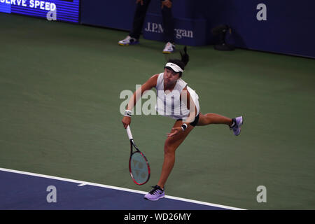 Flushing Meadows, New York, Stati Uniti. 28 Agosto, 2019. Lin Zhu della Cina che serve a Madison chiavi degli Stati Uniti durante il loro match di primo turno all'US Open a Flushing Meadows, New York. Chiavi ha vinto la partita in retta fissa. Credito: Adam Stoltman/Alamy Live News Foto Stock