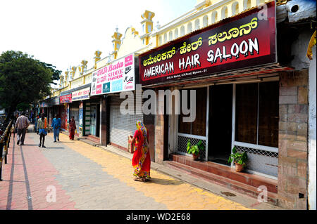 Scena di strada al mercato Devaraja area, Mysore, Karnataka, India Foto Stock