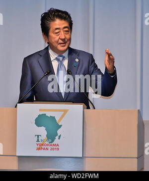 In Giappone il Primo Ministro Shinzo Abe offre un discorso durante la cerimonia di apertura del TICAD 7 (la settima Conferenza Internazionale di Tokio sullo Sviluppo Africano ) al Pacifico Yokohama conference center di Yokohama, Kanagawa-Prefecture, Giappone il 28 agosto 2019. Foto Stock