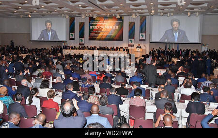 In Giappone il Primo Ministro Shinzo Abe offre un discorso durante la cerimonia di apertura del TICAD 7 (la settima Conferenza Internazionale di Tokio sullo Sviluppo Africano ) al Pacifico Yokohama conference center di Yokohama, Kanagawa-Prefecture, Giappone il 28 agosto 2019. Foto Stock