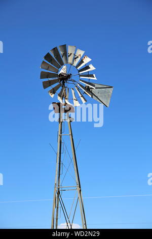 Mulino a vento sulla Route 66 in Arizona Foto Stock