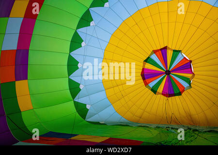 Interno di una colorata mongolfiera, Sandy Hot Air Balloon Festival, Sandy, Utah Foto Stock
