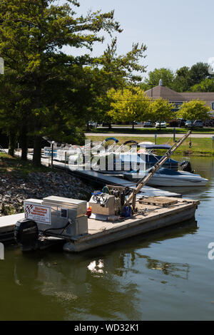 Un Deaton's Waterfront Servizi barca è ormeggiata al molo lungo la riva del Geist lago vicino a Indianapolis in Hamilton County, Indiana, Stati Uniti d'America. Foto Stock