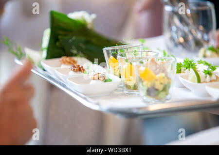 Gustosi e colorati aperitivi serviti su una piastra su un party Foto Stock