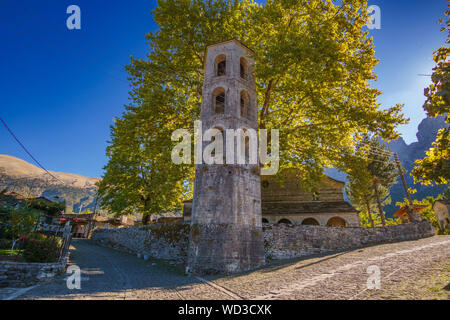 Agios Vlasios (San Vlasios) è una piccola e bella chiesa greco ortodossa costruita nel 1852 situato nel pittoresco villaggio di Papigo, Grecia. Foto Stock