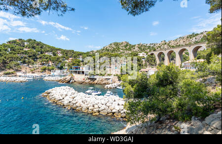 Vista panoramica del porto e spiaggia di ghiaia di Calanque Méjean in Ensuès la redonne, una delle insenature di Côte bleue. Il sud della Francia, Europa Foto Stock